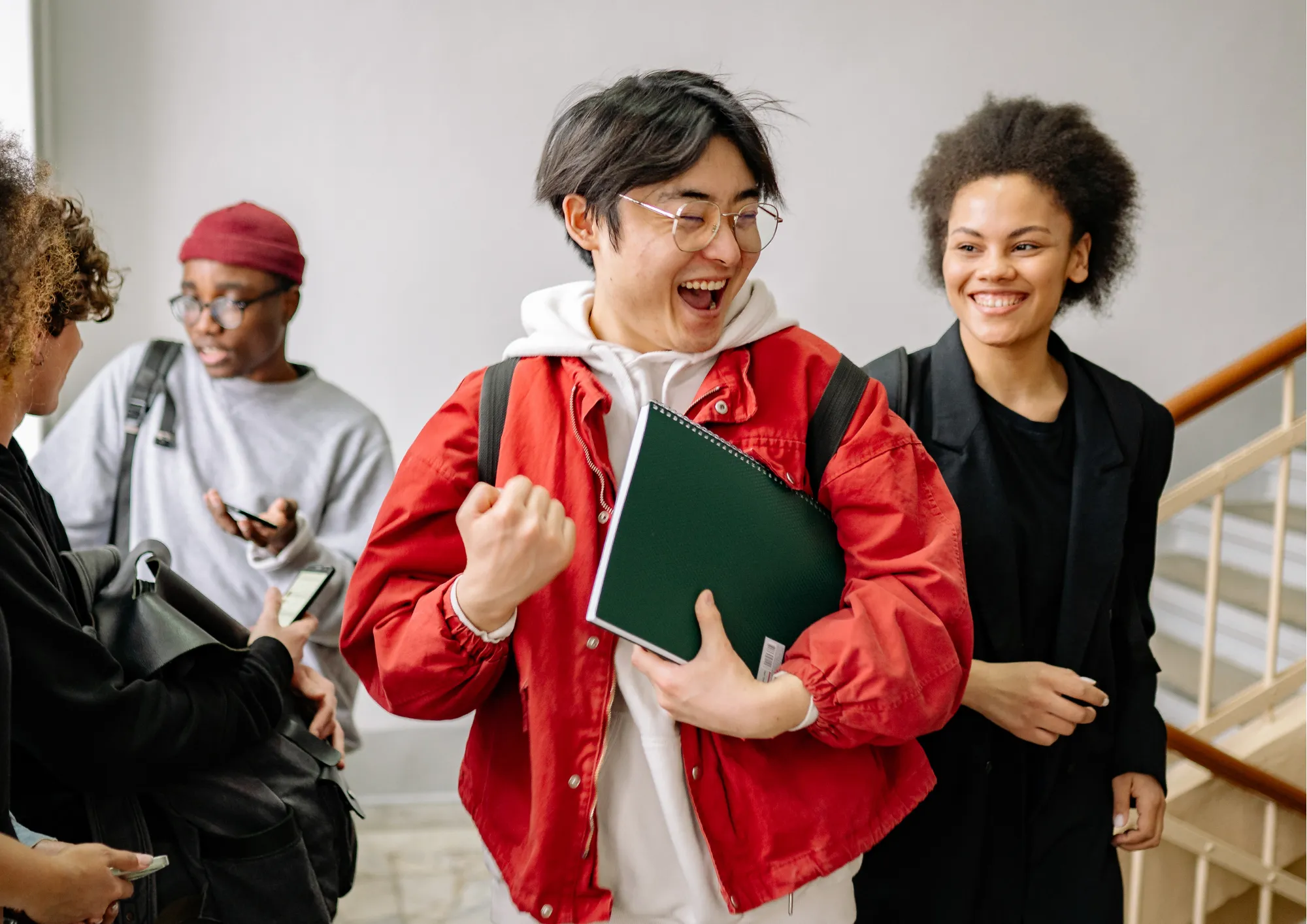Étudiants motivés après une séance de préparation à l'examen