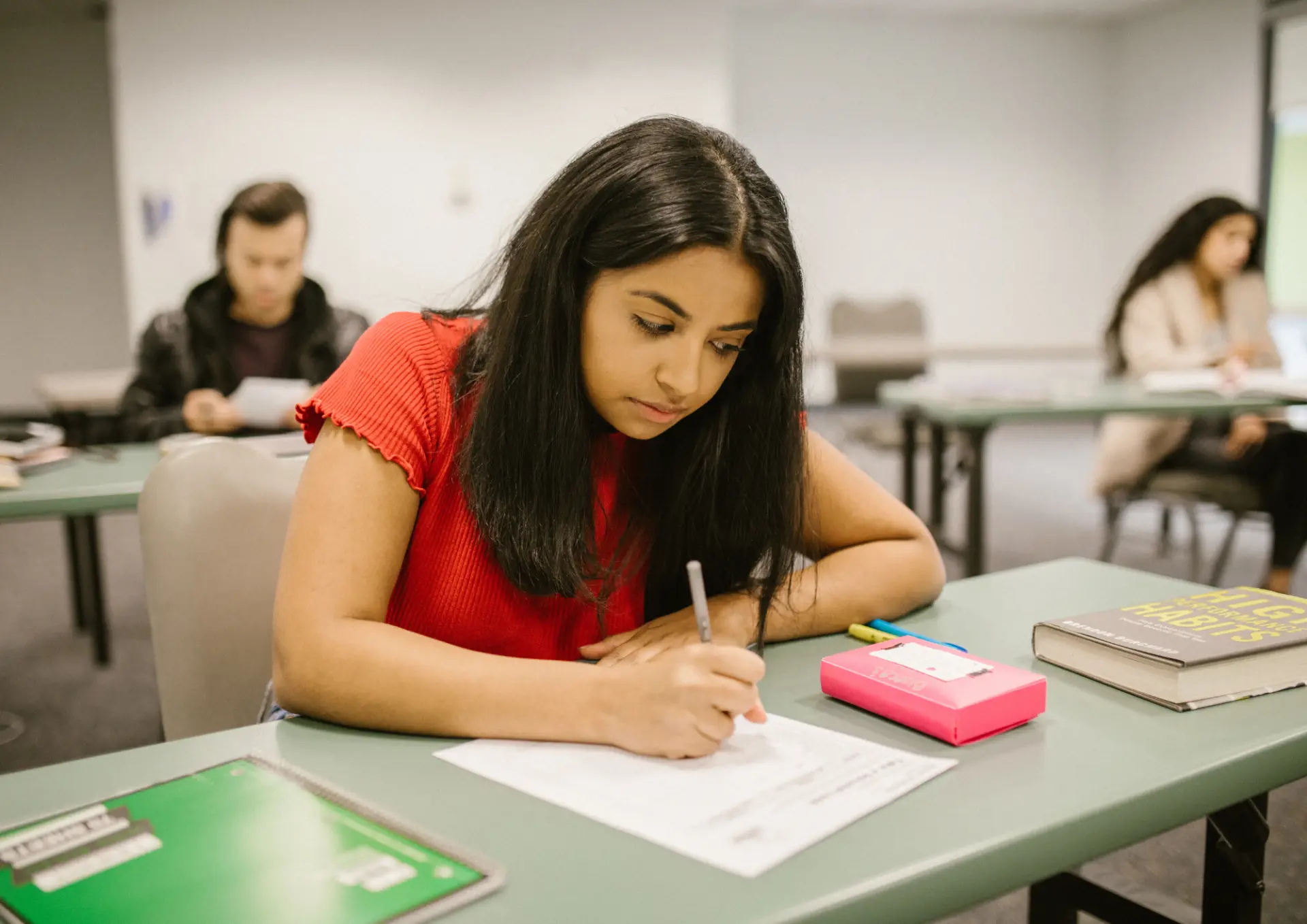 Étudiante concentrée sur ses exercices de préparation